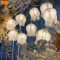 Plafonnier LED suspendu rappelant une fleur d'archidée, design moderne, luminaire décoratif de plafond, idéal pour un mariage