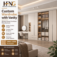 Système de dressing intégré moderne avec portes en verre à panneaux cannelés pour projets de chambres parentales de luxe