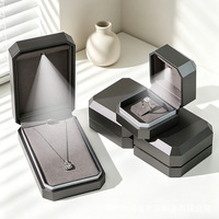 Boîte d'emballage de bijoux de luxe en gros avec éclairage LED pour bague, boucles d'oreilles, pendentif, collier, bracelet, logo personnalisé, boîte cadeau haut de gamme pour bijoux