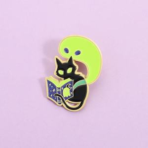 Pin Luminoso de Aleación de Zinc con Acabado en Níquel Negro para Halloween, Diseño de Esqueleto, Regalo Creativo - Product Image 1