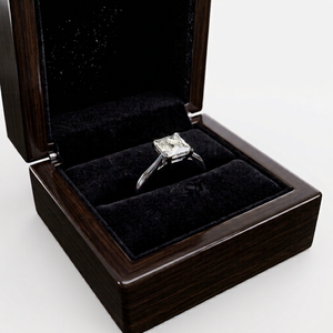 Bague de fiançailles de luxe en or massif 14 carats, taille princesse, sertie de diamants de laboratoire, plaquée rhodium, avec bande à griffes divisée, et coffret à bijoux en velours pour mariage - Product Image 1