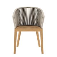 Chaise en teck robuste conçue pour un usage quotidien, avec une caractéristique boisée naturelle et un design intemporel pour les espaces intérieurs et extérieurs.