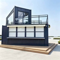 Maisonnette Apple Cabin en acier blanc et bleu marine, conteneur modulaire à double étage en forme de L avec terrasse et balcon pour la vie en famille en plein air