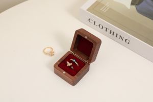 Caja de Anillo de Compromiso de Madera EleQueen en Oferta, Caja de Almacenamiento de Joyas Cuadrada de Madera de Nogal Macizo con Cierre, Color y Tamaño Personalizables - Product Image 3