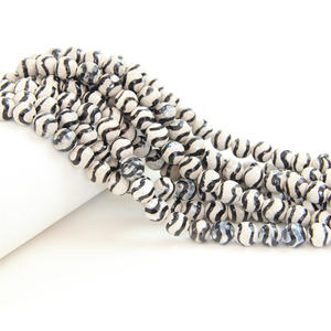 للبيع بالجملة حبات التبت الفضفاضة من الحجر الطبيعي على شكل موجات بيضاء سوداء 8 قطر delle لصنع المجوهرات - Product Image 1