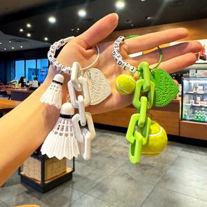 Venta al por mayor de zapatos de tela de tenis en forma de corazón deportes bádminton colgante llavero mochila accesorios para novias o parejas - Product Image 1