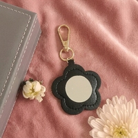 Miroir de maquillage miniature en cuir PU tendance, miroir en forme de fleur adorable, accessoire de sac à main multifonctionnel, pendentif pour femmes