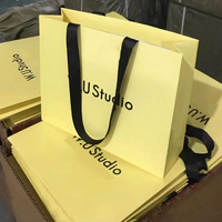 Sac en papier personnalisé pour boutique de vêtements, couleur personnalisée, sac en papier luxueux avec logo sur la poignée