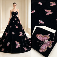 Tissu en velours noir avec broderie papillon en sequins roses, matériau en velours brodé perlé de luxe