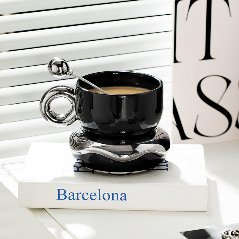 ถ้วยกาแฟและจานรองทรงโดนัทสีดำ - ถ้วยและจานรอง