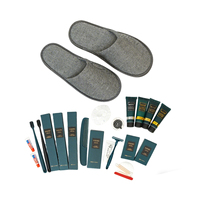 Kit d'articles de toilette jetables personnalisés pour hôtel, ensemble complet pour l'hôtellerie avec pantoufles et shampoing pour gîtes et spas