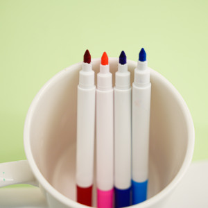 12 रंगों के कपड़े मार्कर पेन ने बच्चों की डिजी निर्माण टी-शर्ट पेंटिंग मार्कर सेट किया - Product Image 5