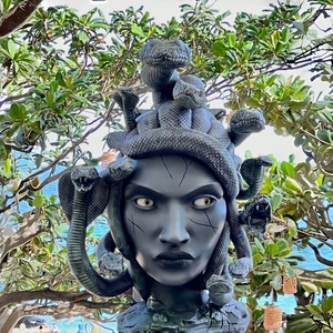 Escultura de Mujer Serpiente Medusa de Fibra de Vidrio con Ojos Láser, Artesanía de Resina Personalizada para KTV, Bares y Exposiciones de Arte - Product Image 5