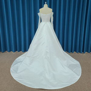 Vestido de Novia Moderno LSSM017 con Hombros Descubiertos, Estilo Sirena con Volantes de Satén, Cola de Capilla y Espalda de Encaje - Product Image 4