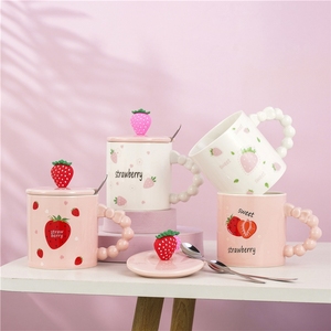 Tasse à café en céramique 3D fraise mignonne de 420 ml (14 oz) avec couvercle, chauffe-tasse en porcelaine pour enfants, vente en gros - Product Image 1
