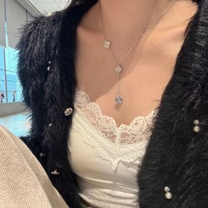 สร้อยคอแฟชั่นดีไซน์ทันสมัยสำหรับผู้หญิง สวมใส่ได้ทุกวัน ทำจากเงินแท้ S925 พร้อมจี้รูปใบโคลเวอร์สี่แฉกและพู่ห้อย - Product Image 5