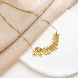 Collana di foglie di moda per i regali di compleanno della <span class=keywords><strong>figlia</strong></span> delinate impermeabili in acciaio inossidabile placcato oro foglie collane di fascino per le donne - Product Image 5