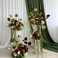 Décoration de mariage personnalisée : Panneau d'entrée, fleurs artificielles d'hortensia, coussins décoratifs verts, arrangement floral bordeaux et rose