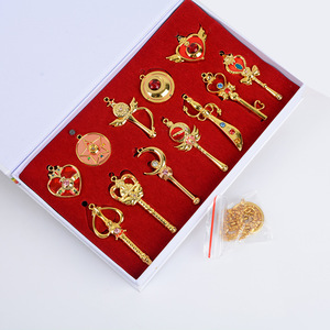 Nouvel ensemble de colliers <span class=keywords><strong>Sailor</strong></span> <span class=keywords><strong>Moon</strong></span> : Collier avec pendentif <span class=keywords><strong>baguette</strong></span> de transformation, breloque <span class=keywords><strong>baguette</strong></span>, et pendentif <span class=keywords><strong>Sailor</strong></span> Anime. Emballage en boîte colorée. - Product Image 3