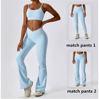 Logo personnalisé pour femmes haut court pantalons évasés d'entraînement ensemble de leggings de gymnastique vente en gros de soutien-gorge de sport bandage froissé hanche Yoga Fit blanc