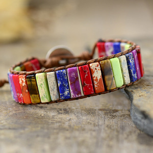 Bracelet en cuir avec pierres synthétiques colorées, serti en clos, style mode, de la collection Imperial Stone Jewelry - Product Image 2