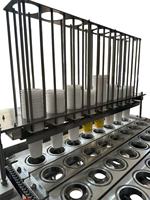 Machine de remplissage et de scellage automatique à 8 têtes, pneumatique linéaire, contrôlée par PLC, pour 200 ml de confiture, boissons, aliments, produits chimiques, avec film enroulable