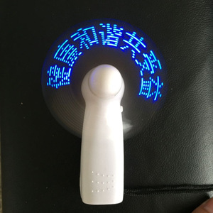 พัดลมไฟฟ้าขนาดเล็กพร้อมจอแสดงผล LED แบบพกพา ใช้พลังงานจากแบตเตอรี่แบบชาร์จได้ เพื่อการสื่อสารเชิงสร้างสรรค์ - Product Image 1