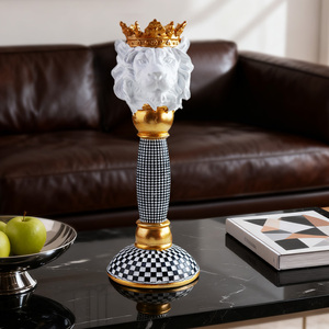 Candelabro Natalizio con Testa di Leone Dorato in Resina Dipinta a Mano, Base a Scacchi, Elegante Decorazione per la Casa, Animale Regale da Tavolo - Product Image 4