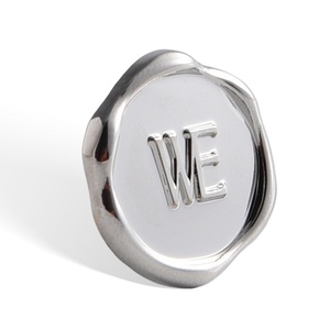 Badge en métal de forme d'enveloppe, couleur argent, avec logo en relief, design simple et créatif, étiquette de type scutcheon - Product Image 5