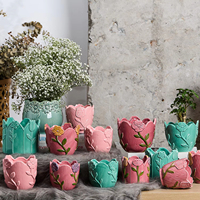 Pot Bunga Keramik Relief Tulip Berbingkai Mahkota Buatan Tangan Desain Floral Multi Warna Vas Dekorasi Meja Kustom Grosir