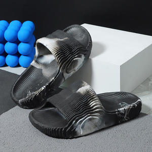 2024 últimos modelos zapatillas de verano hombres mujeres interior hogar PVC suave antideslizante sandalias zapatilla al aire libre impermeable de China proveedor - Product Image 3