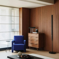 Vivez le luxe dans votre appartement d'hôtel : lit en cuir sur mesure, table de chevet haut de gamme, ensemble de garde-robe et coiffeuse impressionnant.