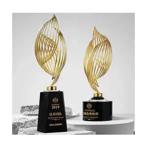 Пользовательские листовые золотые трофеи хрустальные металлические медали награды Металлические Хрустальные трофеи с черным хрустальным основанием