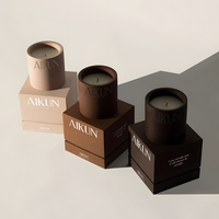 Bougie parfumée en cire de soja dans un pot en céramique artisanal naturel, couleurs personnalisées, avec boîte cadeau et options de logo pour la vente au détail pendant les fêtes