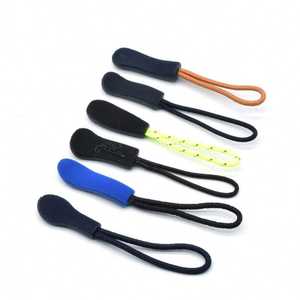 Nouveau design en relief personnalisé avec logo de marque pour vêtements et sacs à main, tirettes de fermeture éclair en silicone personnalisées à verrouillage automatique - Product Image 1