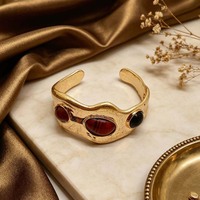 Bracelet asymétrique plaqué or avec finition polie, bijou tendance, pièce maîtresse minimaliste pour femme