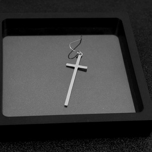 Boucles d'oreilles pendantes croix en argent plaqué, design de niche populaire, luxe léger, unisexe, en acier inoxydable, bijoux de mode, vente en gros - Product Image 3