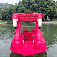 Bateau à pédales de style flamant rose avec corps en PE pour 4 personnes, conçu pour une utilisation commerciale dans les parcs aquatiques et les loisirs familiaux
