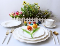 Vente en gros d'assiettes colorées en céramique de tournesol, service de table en porcelaine avec bordure dorée