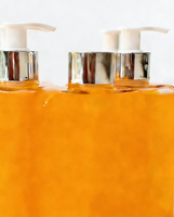 Gel Douche Éclaircissant et Nettoyant en Profondeur Molato au Curcuma, Carotte et Vitamine C, Marque Privée, 500 ML