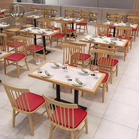 Ensemble de meubles de restaurant moderne, canapé en cuir rouge, chaises en bois avec coussin rouge, table en bois pour café
