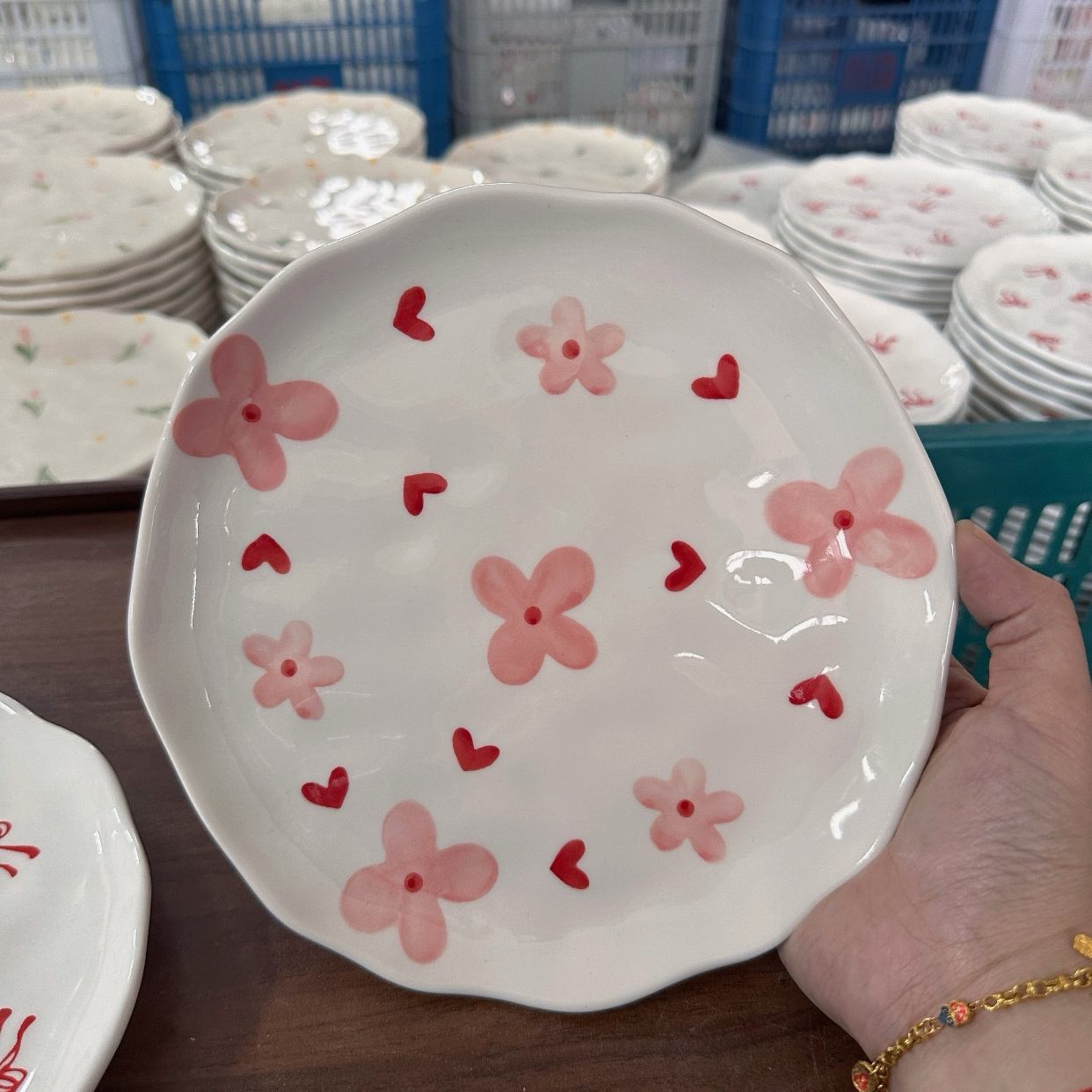 จานรูปหัวใจลายดอกไม้สีชมพู