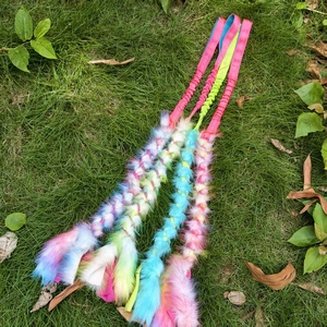 Juguete de Peluche para Mascotas de Piel Sintética Ecológica de Alta Calidad en Color Arcoíris, Juguete Interactivo para Exteriores con Bungee Elástico para Perros Grandes - Product Image 1