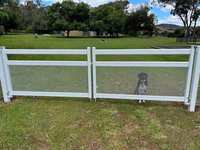 Panneau de clôture pour ranch, design à double rail avec fond en treillis métallique, portail pour bétail thermolaqué
