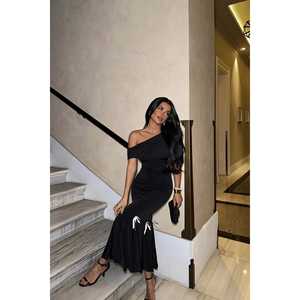 ชุดราตรีสีดำแบบเรียบง่ายพร้อมดีเทลระบาย - Product Image 1