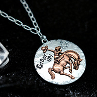 Collier vintage style western avec médaillon rond - Pendentif rétro en alliage gravé - Ensemble de bijoux créatif et minimaliste pour couple