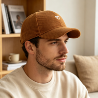 Op maat gemaakte corduroy baseballcap met mini-hart borduursel, zachte dad hat, OEM ODM aangepaste logo voor dagelijks casual gebruik in herfst en winter.