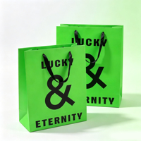 Sacs fourre-tout en papier vert citron vif avec grandes lettres noires et poignées en ruban, sacs de transport audacieux pour la mode et le commerce urbain