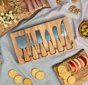 Elegante tavola di salumi in legno d'ulivo e tagliera di formaggi con coltelli - Product Image 2