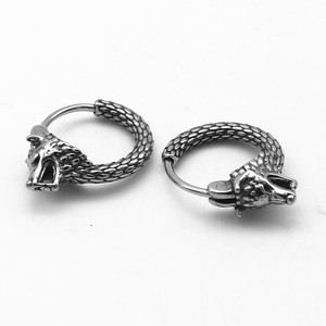 Yunnique Boucles d'oreilles à clip tête de loup en acier inoxydable, design du zodiaque animal, bijoux de mode unisexe - Product Image 2
